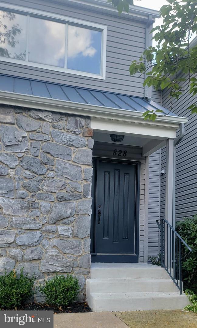 Building Photo - 828 Chanticleer