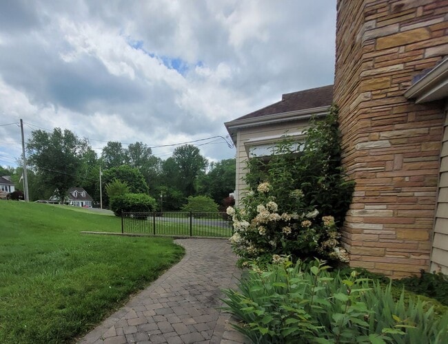 Building Photo - Tri level 3b2b home for rent with fenced i...