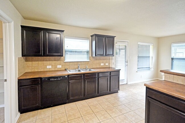 Building Photo - 2121 Sinclair Dr
