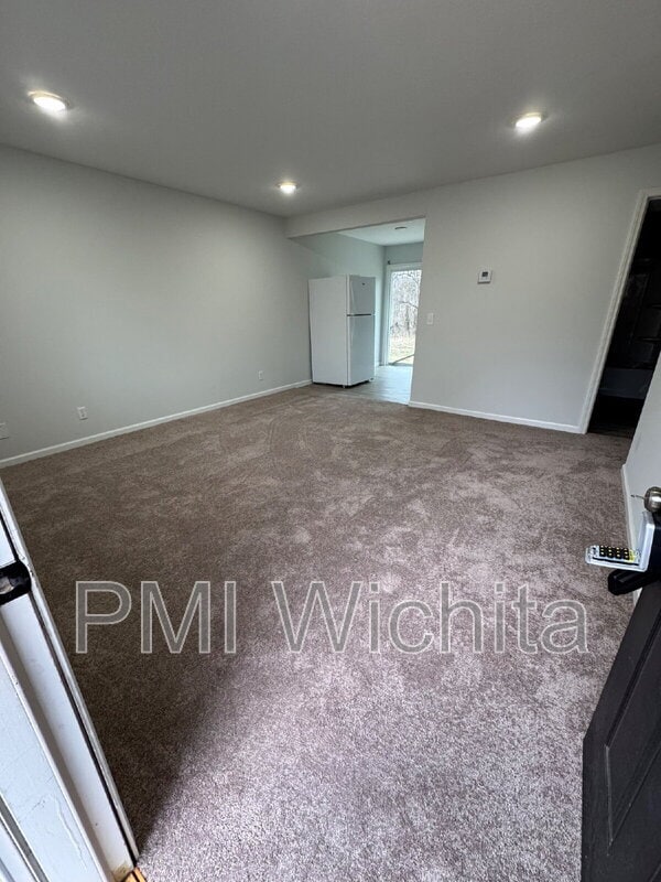 Building Photo - 422 W Mahoney Dr