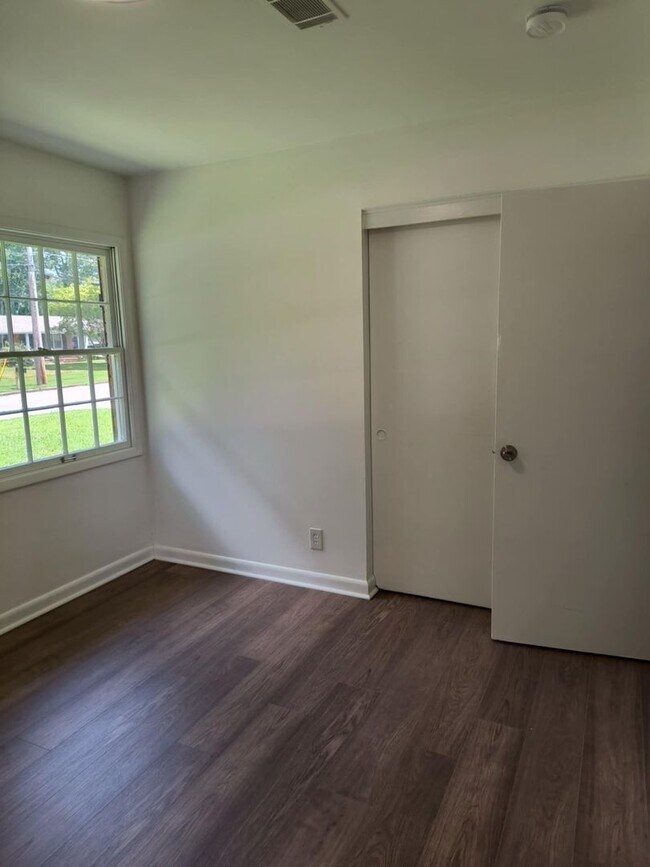 Building Photo - Fully Renovated 3 Bedroom, 2 Bath Home