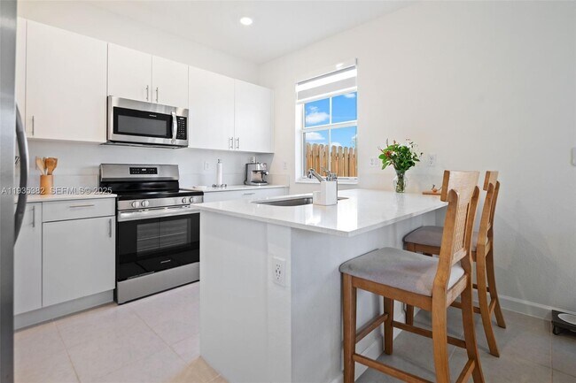 Building Photo - 2400 SE 29th St