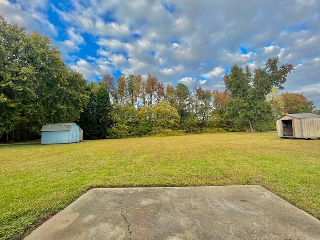 Building Photo - Spacious 3 bedroom, 2 bath property on ove...