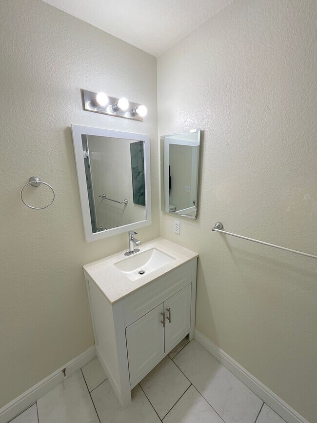 Building Photo - 3 Bedroom Home Available Near Stetson Hill...