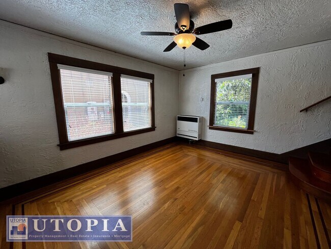 Building Photo - Charming 3 Bedroom, 1.5 Bathroom close to ...