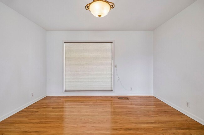 Building Photo - Experience the perfect blend of privacy and open space in this beautifully maintained 3-bedroom, ...