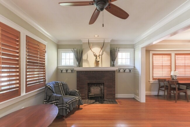 Building Photo - {4805}  Charming West Plaza Bungalow + Pri...