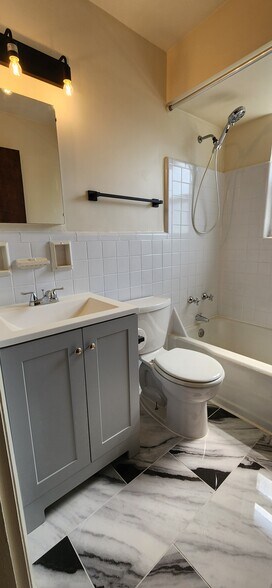 Building Photo - 406 Elm St