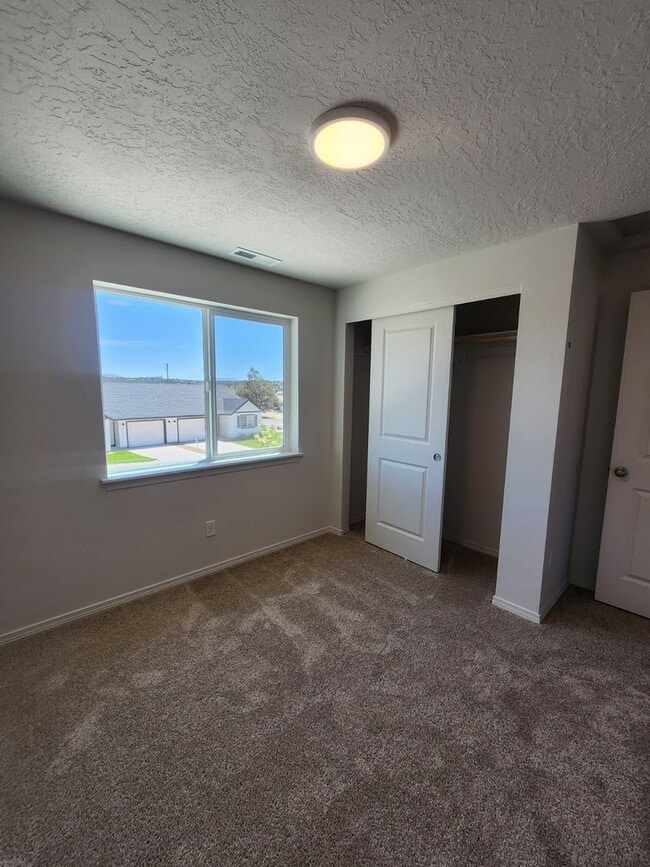 Building Photo - 918 SE Starview Ave