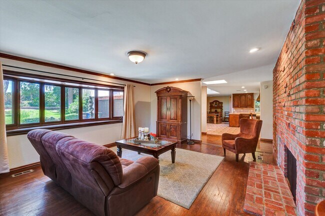 Building Photo - 5-Bedroom Home in Desirable Friendly Hills...