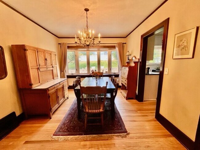 Building Photo - Aksarben Tudor For Rent