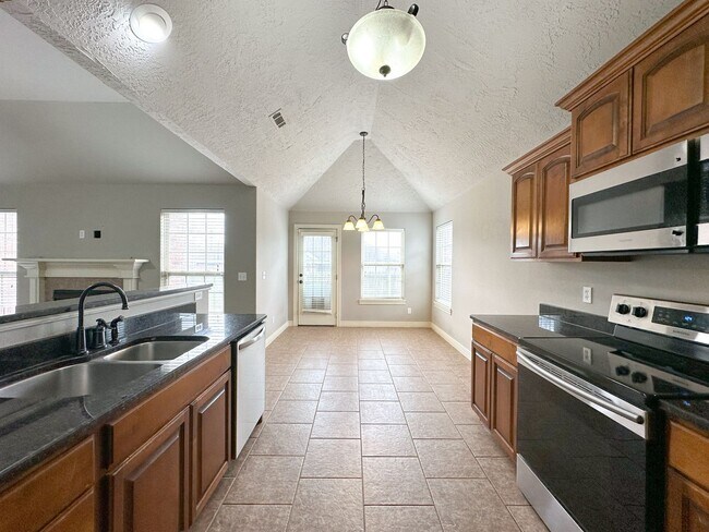 Building Photo - 3 Bed, 2 Bath Home in Fayetteville!