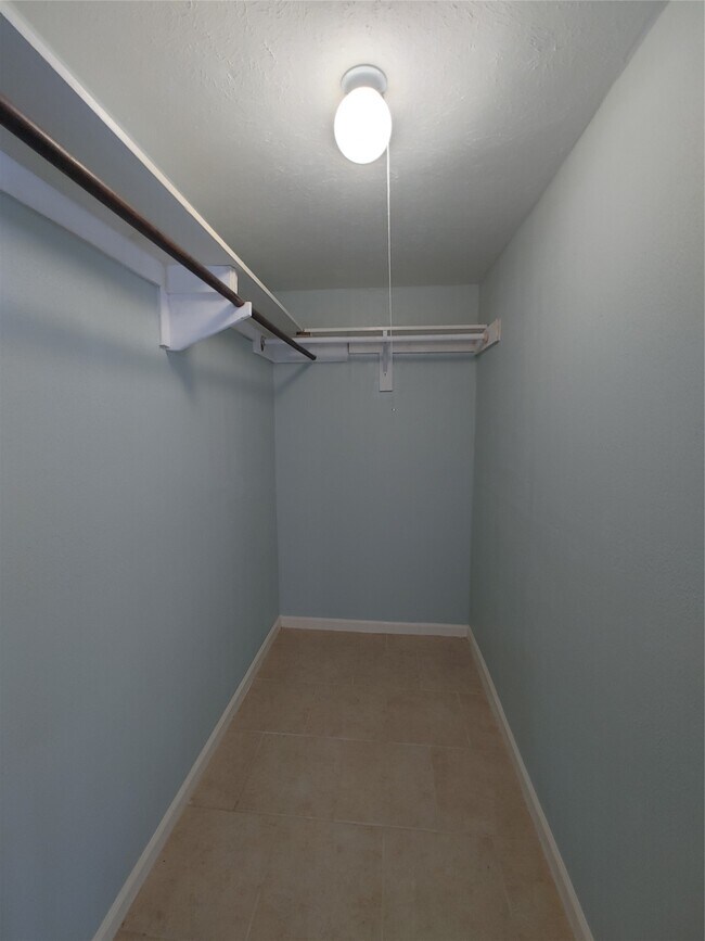 Building Photo - 633 Mosswood Dr