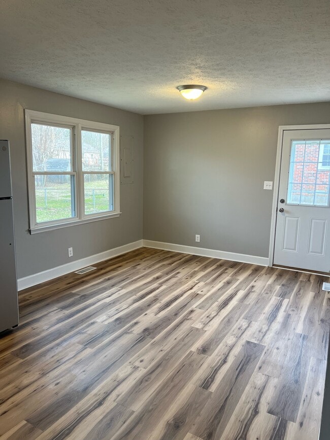 Building Photo - 119 Lakeview Dr