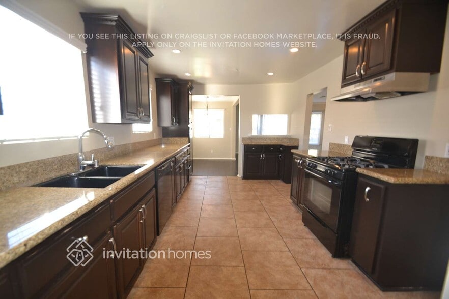 Building Photo - 720 E 67th St