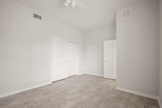 Building Photo - Beautiful Townhome in Laguna lakes 3 bedro...
