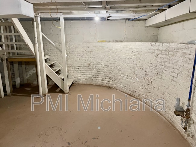 Building Photo - 1226 E Madison St