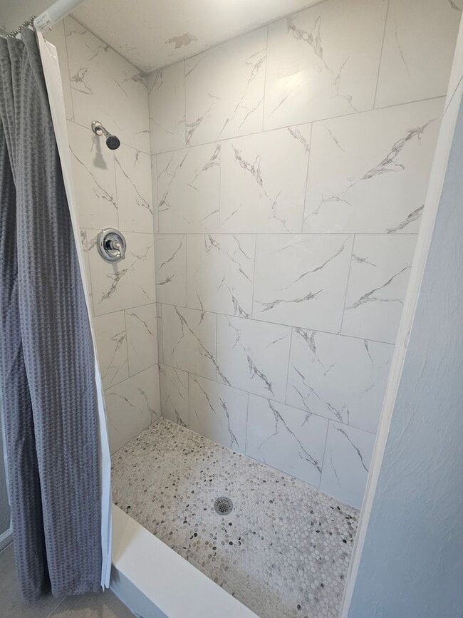 Building Photo - Pet Friendly Updated GREAT home in the area of Trafalgar and Skyline close to boat ramp and park!
