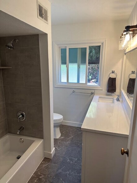 Main Bath - 16715 SE Evergreen Ln