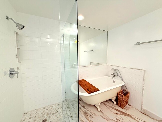 Building Photo - Fantastic 2 Bed 2 Bath Condo Partially Fur...