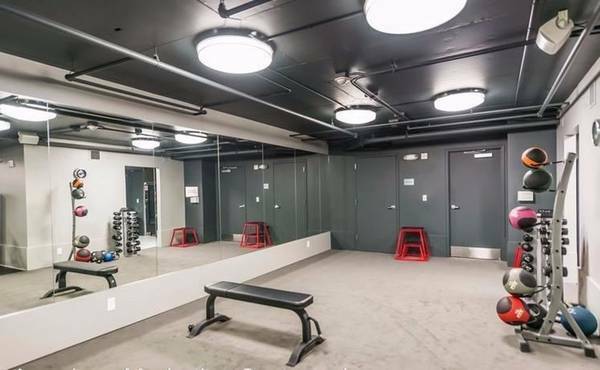 Building Photo - 555 4th St