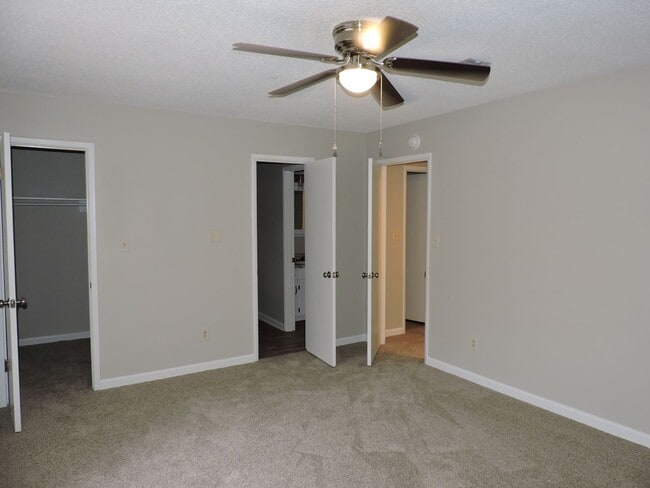 Building Photo - Convenient to schools & shopping!