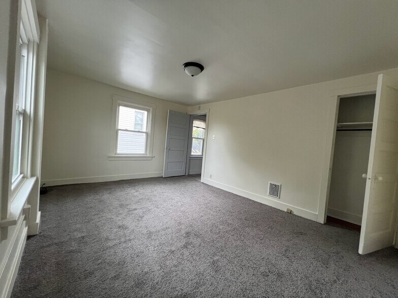 Building Photo - 854 Craig St