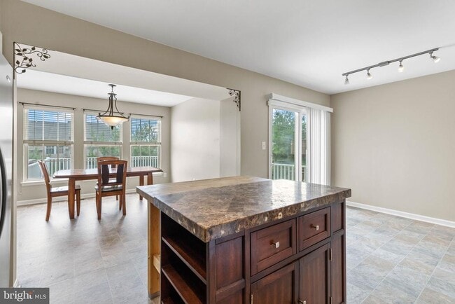 Building Photo - 302 Fox Trail