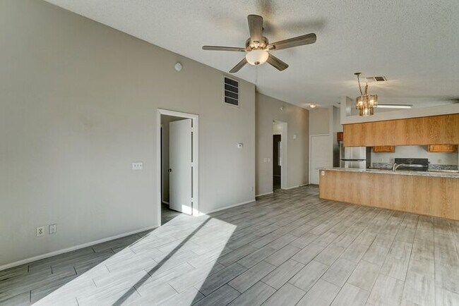 Building Photo - READY TO VIEW NOW! Recently Renovated 2bed/2bath Townhouse in Peoria!