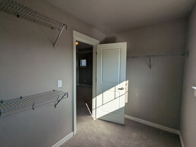 Building Photo - Newer 3 bedroom plus Den and Amenities in The Bridges