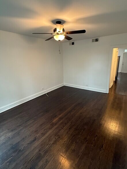 Living room - 4872 W Homer St