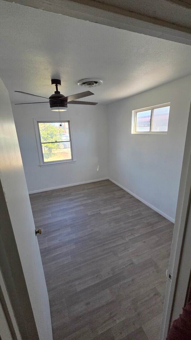 Building Photo - 310 W 10th St