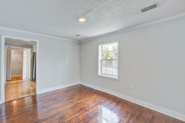 Building Photo - Modern Prime Location Near Park Circle