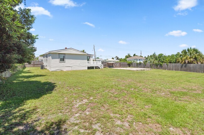 Building Photo - 310 N Bonita Ave