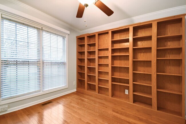 Building Photo - Pet Friendly Three Bedroom with Bonus!