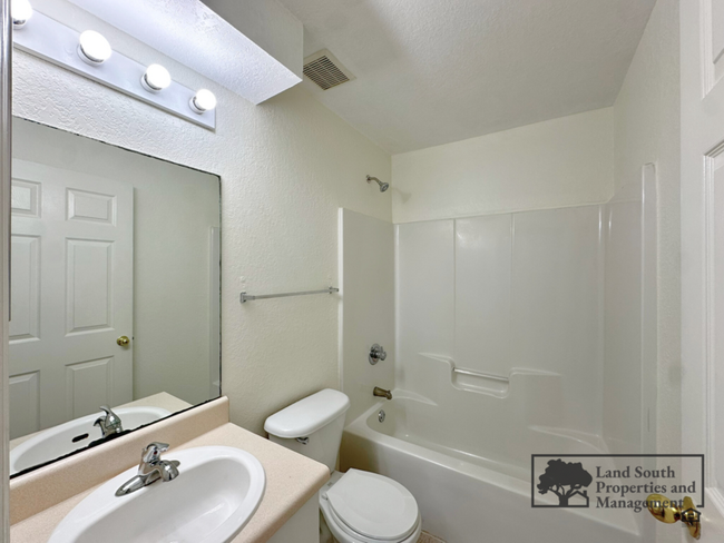Building Photo - 5853 Charlton Dr