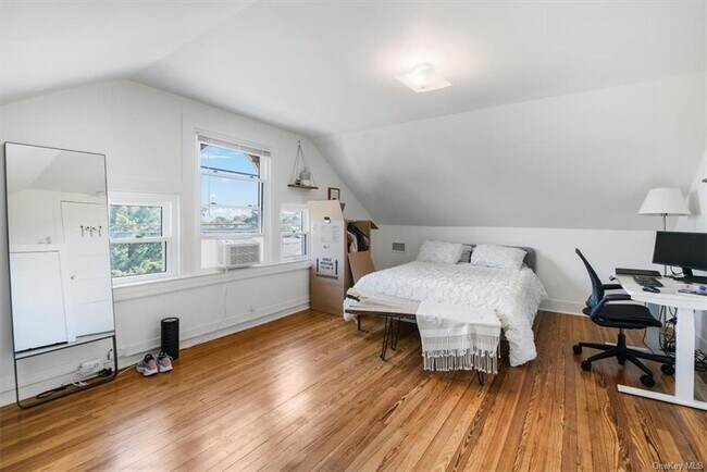 Building Photo - 1 Bayview Ave