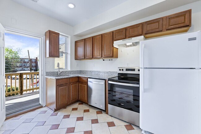 Building Photo - 806 Kennedy St NW
