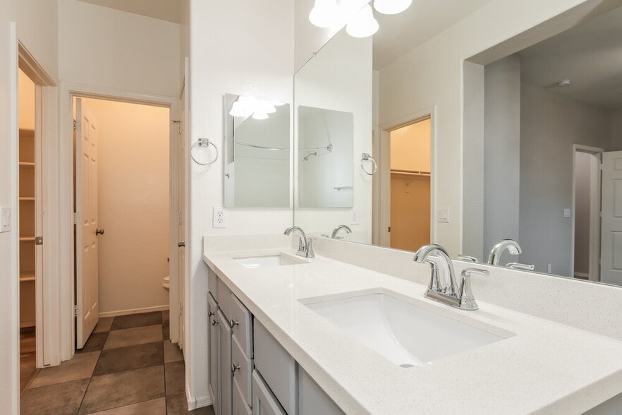 Building Photo - 4043 W Pedro Ln