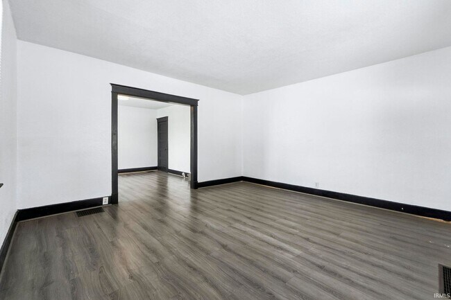 Building Photo - 3 bedroom available for immediate move i!