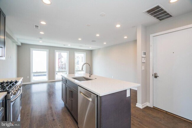 Building Photo - 1432 Clymer St