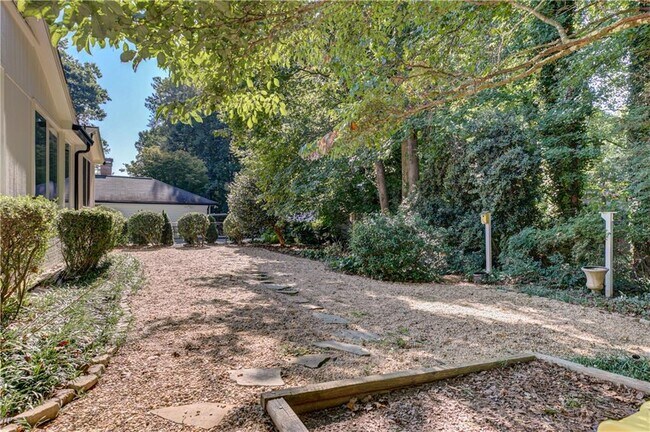 Building Photo - 1837 Chancery Ln