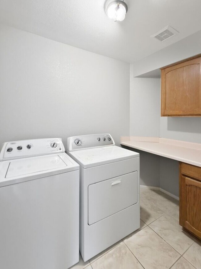 Building Photo - Location! Location! Beautiful 4 Bedroom/ 3 Bath Home! Ray/Kyrene
