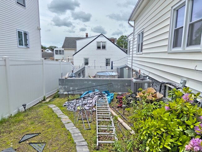 Building Photo - 497 Wayne St