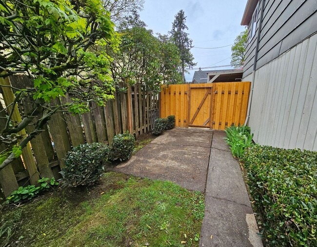 Building Photo - Newly Updated 3 Bed, 1.5 Bath Duplex Unit with Garage in Lovely Inner SE