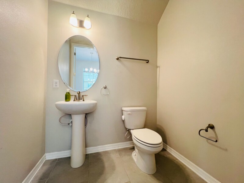 Building Photo - 14320 Swanley St