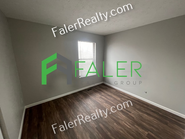 Building Photo - 2 bedroom, 1.5 bath apartment available now!