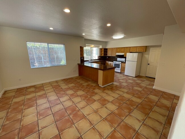 Building Photo - 4527 Hollister Ave