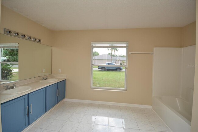 Building Photo - 12 Pine Brook Dr