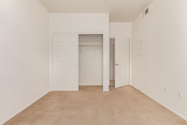 Building Photo - Beautiful 2 bedroom 2 bathroom first floor...